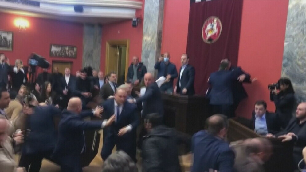 Tučnjava u gruzijskom parlamentu - 1