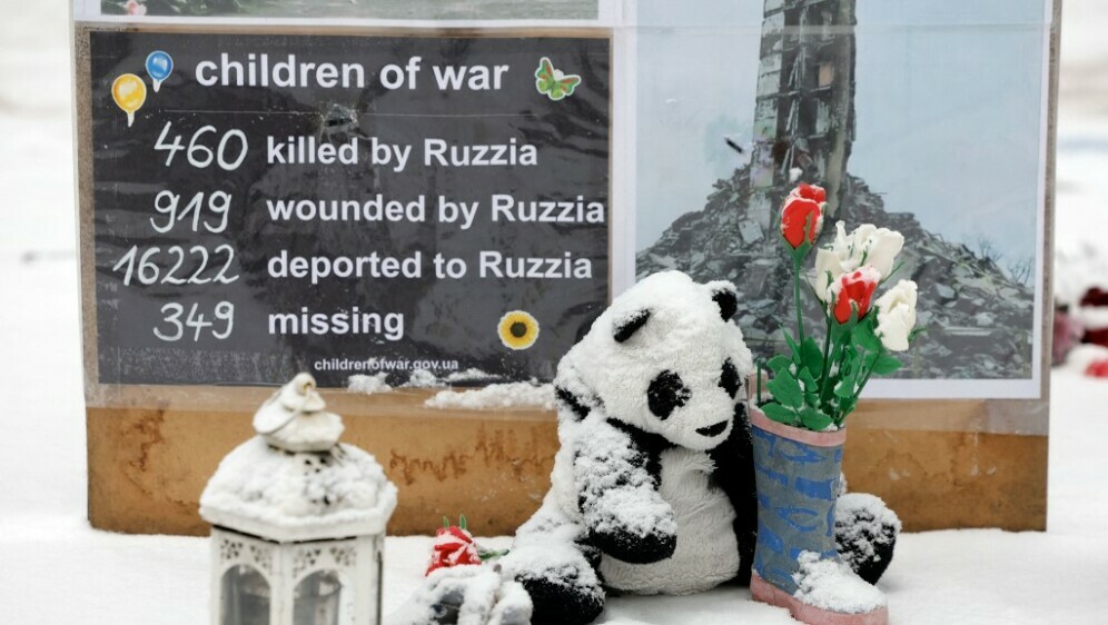 Podsjetnik na stradalu i otetu djecu u ratu, postavljen ispred ruske ambasade u Berlinu