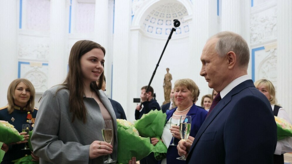 Vladimir Putin dijeli cvijeće povodom Dana žena - 3