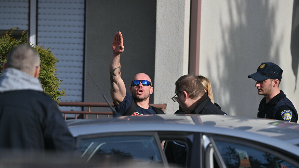 Policajci nakon pretresa odvode muškarca koji je vrijeđao dostavljača - 6