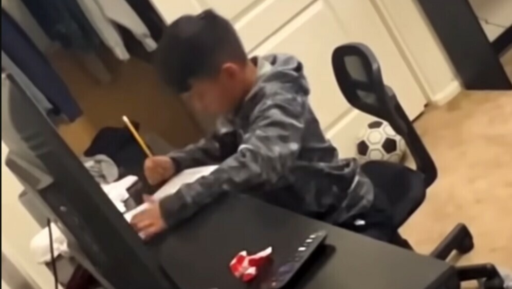 Dječak rješava domaću zadaću