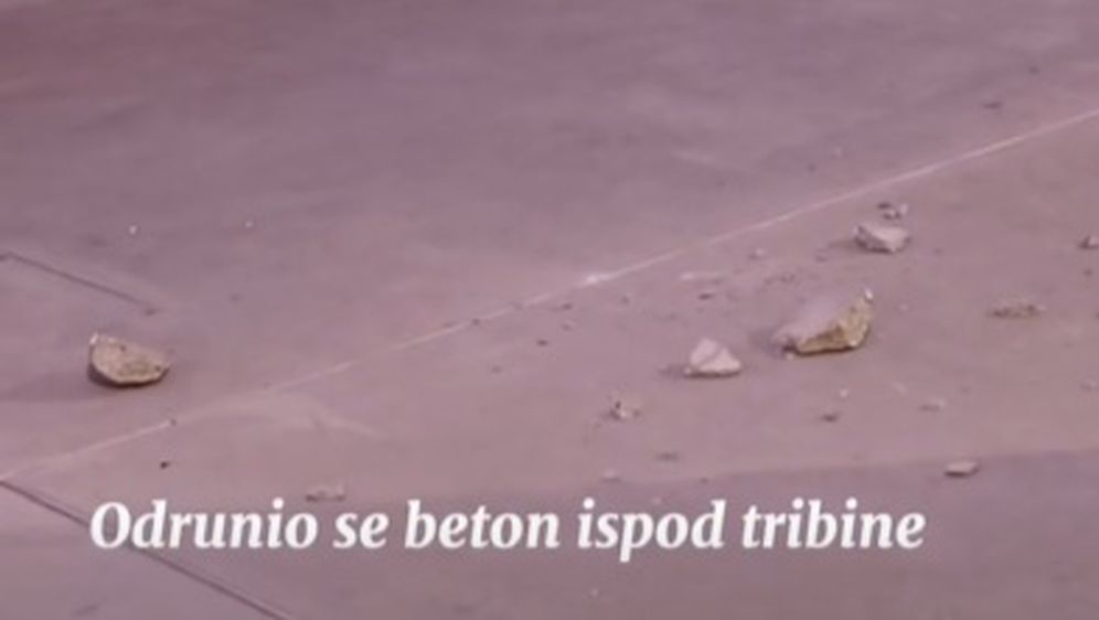 Komadi betona ispod tribine na Opus Areni