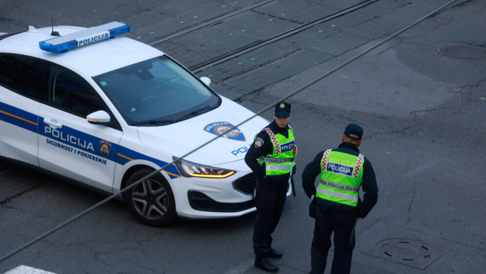 Zapriječio im put, pucao u zrak pa oteo automobil