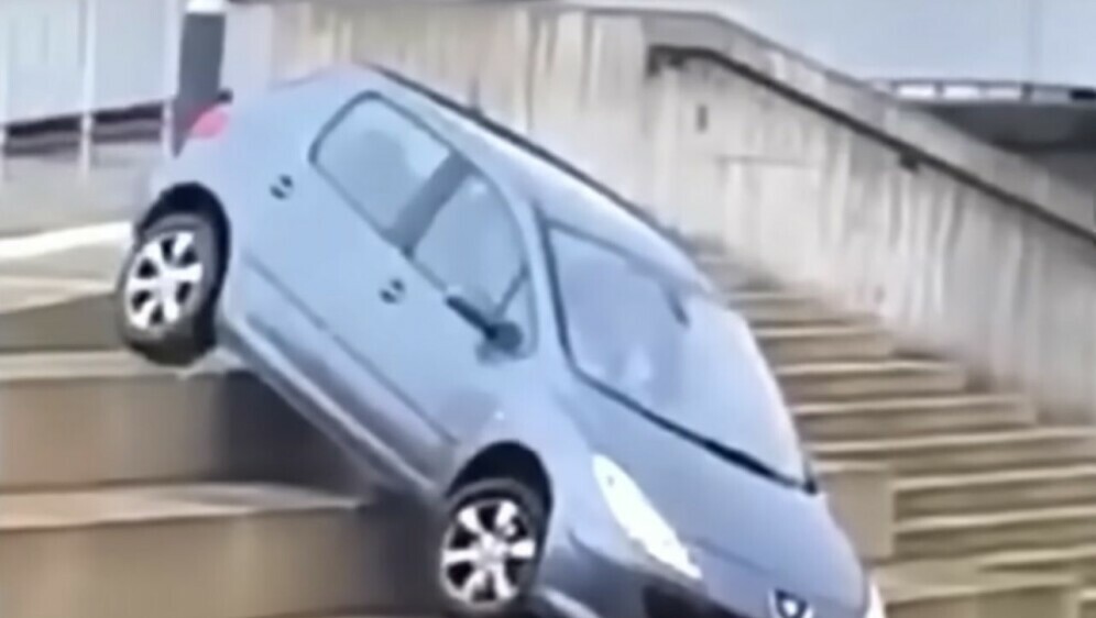 Automobil na stepenicama