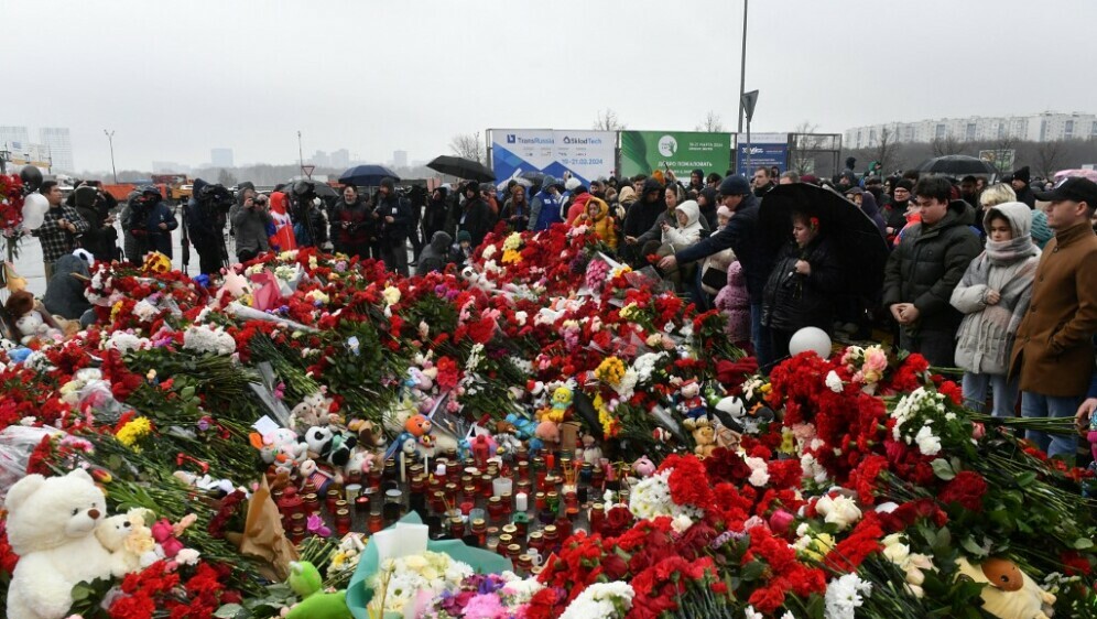 Ljudi odaju počast stradalima u terorističkom napadu u Moskvi