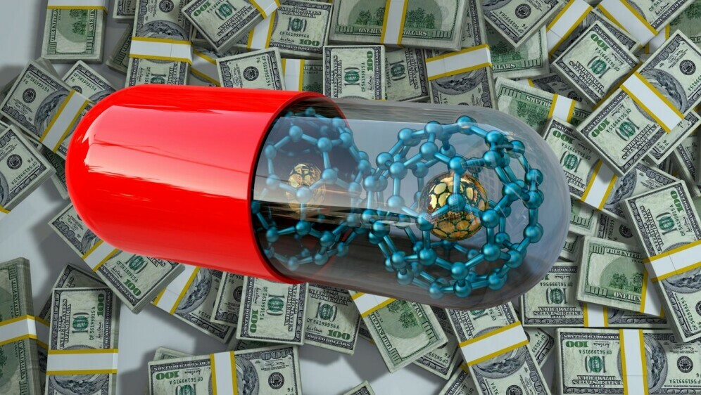 Čestice u piluli na pozadini od novaca