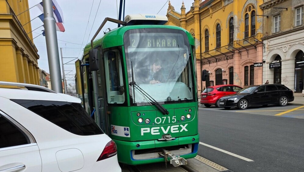 Mercedes Biljane Borzan zapriječio prolaz tramvaju