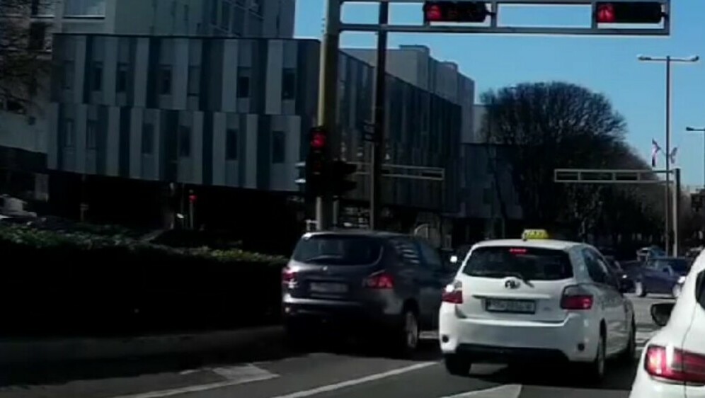 Auto prolazi kroz crveno