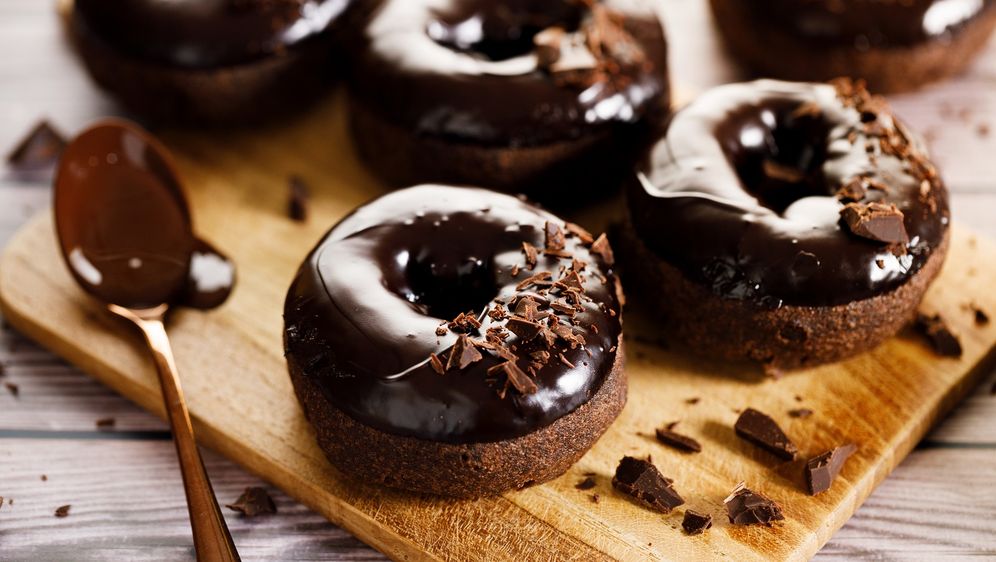 Čokoladni američki donut s čokoladnom glazurom