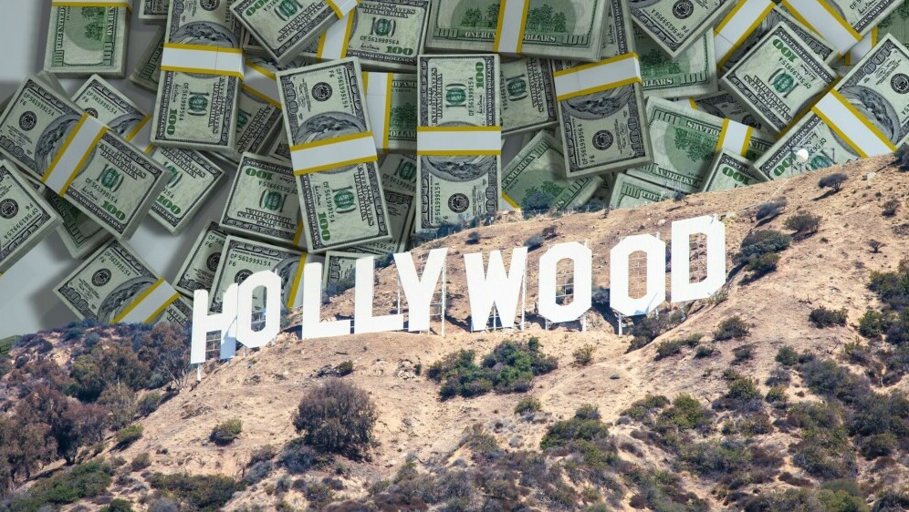 Brdo sa znakom Hollywood na pozadini od novca