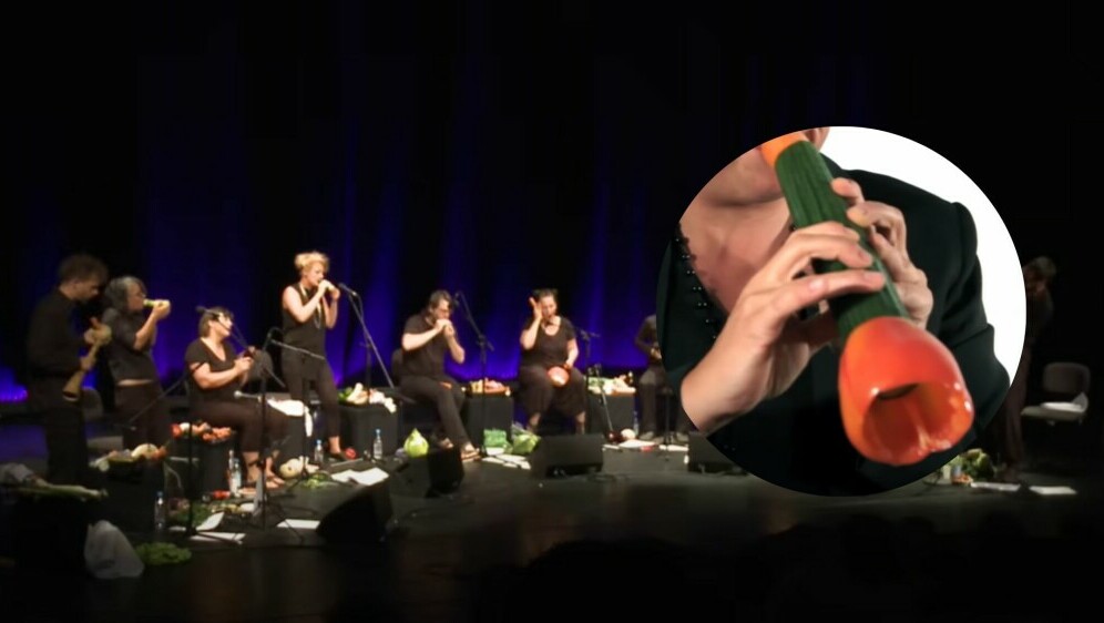 Orkestar koji svira na instrumentima od povrća i jedno od neobičnih glazbala