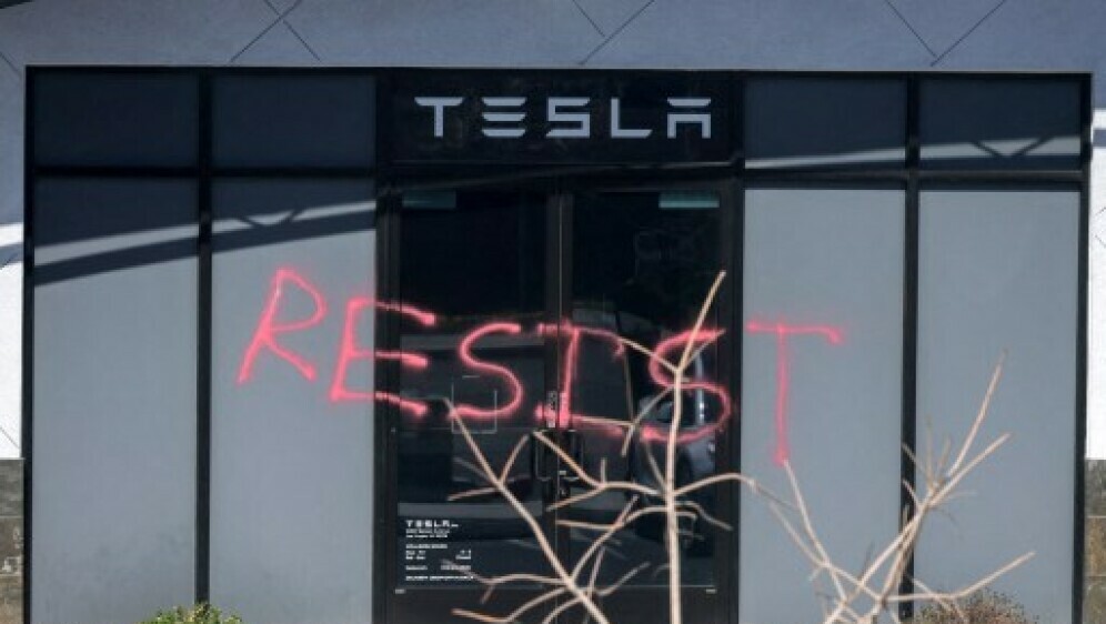 Vandalizam na ulazu u Teslin servis