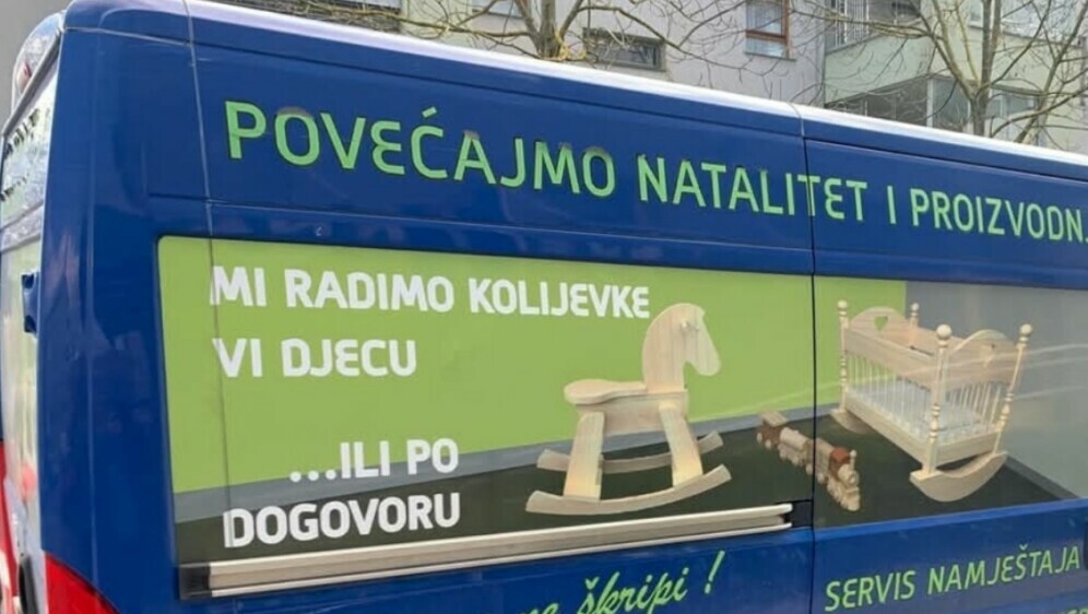 Kamion s natpisom