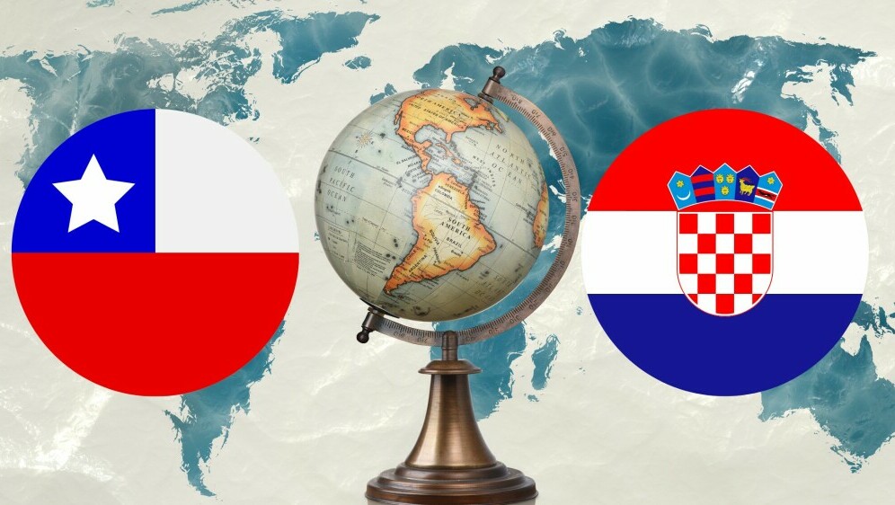 Karta svijeta i globus uz zastave Čilea i Hrvatske