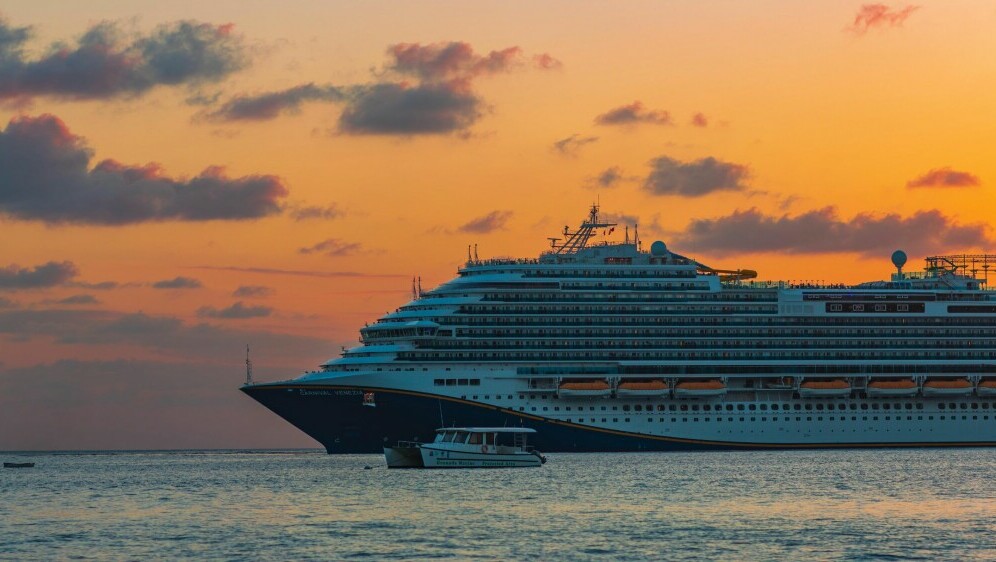 Brod za krstarenje s ugašenim svjetlima