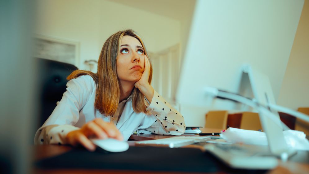 Dosađivanje na poslu, ilustracija