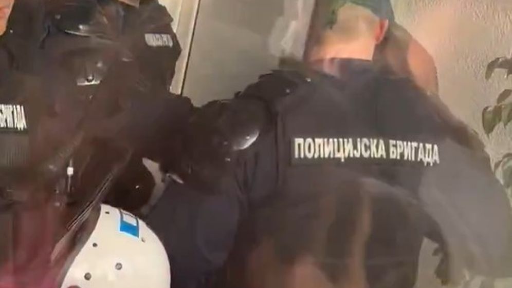 Drama ispred dvorane