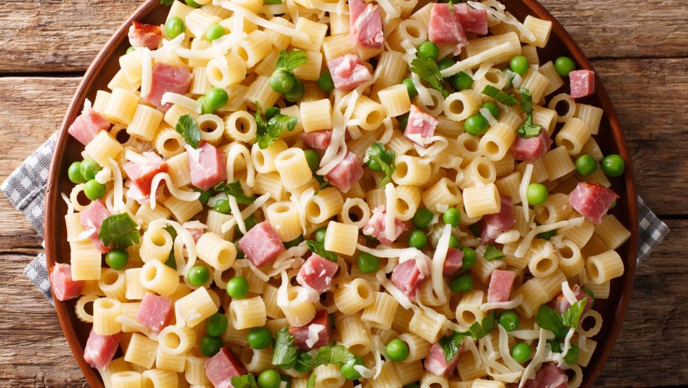 Hladna salata od tjestenine, šunke i graška