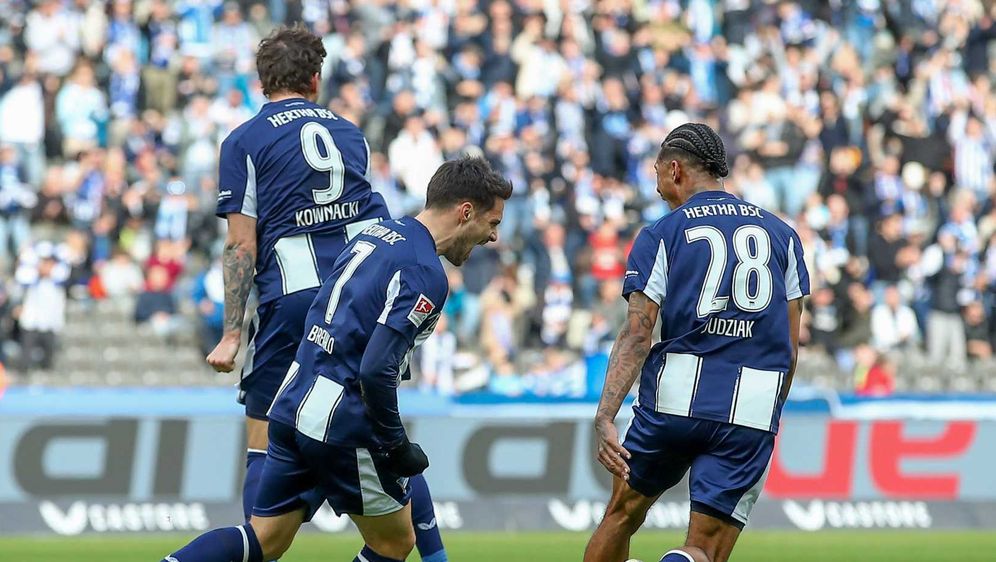 Josip Brekalo (u sredini)