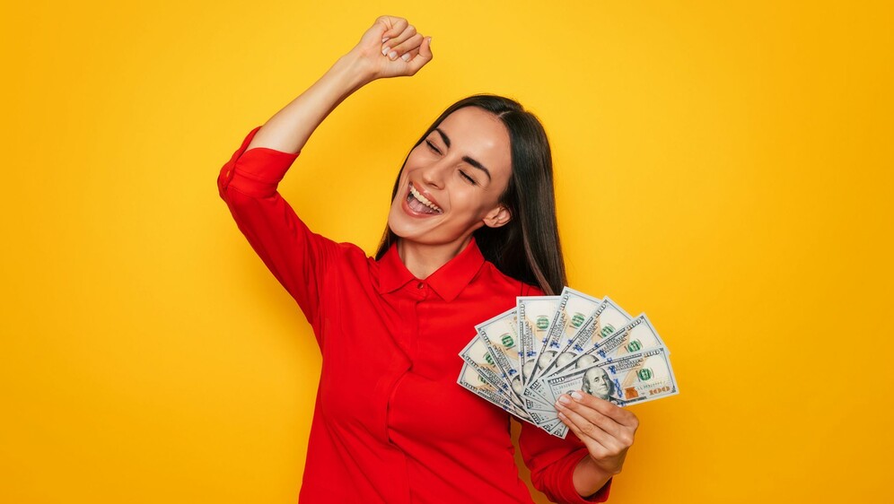 Žena s osvojenim novcima u ruci
