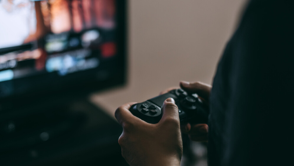 Mladić s GamePadom u rukama, ilustracija