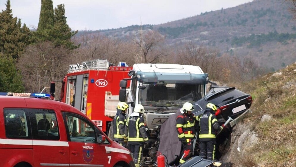 U prometnoj nesreći poginuo vozač automobila - 2