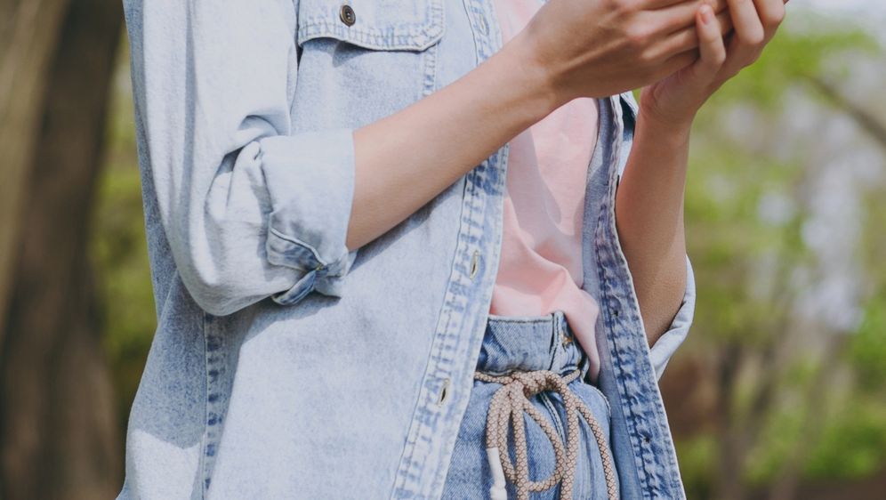 Žena u trapericama s vezicom