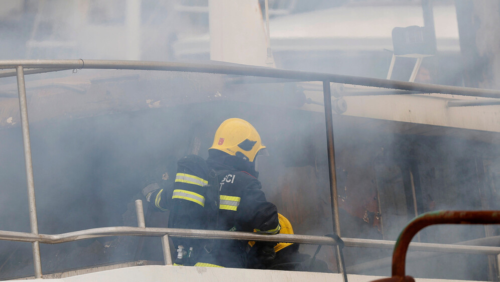 Požar na brodu Amadeus u luci Bajnice - 1