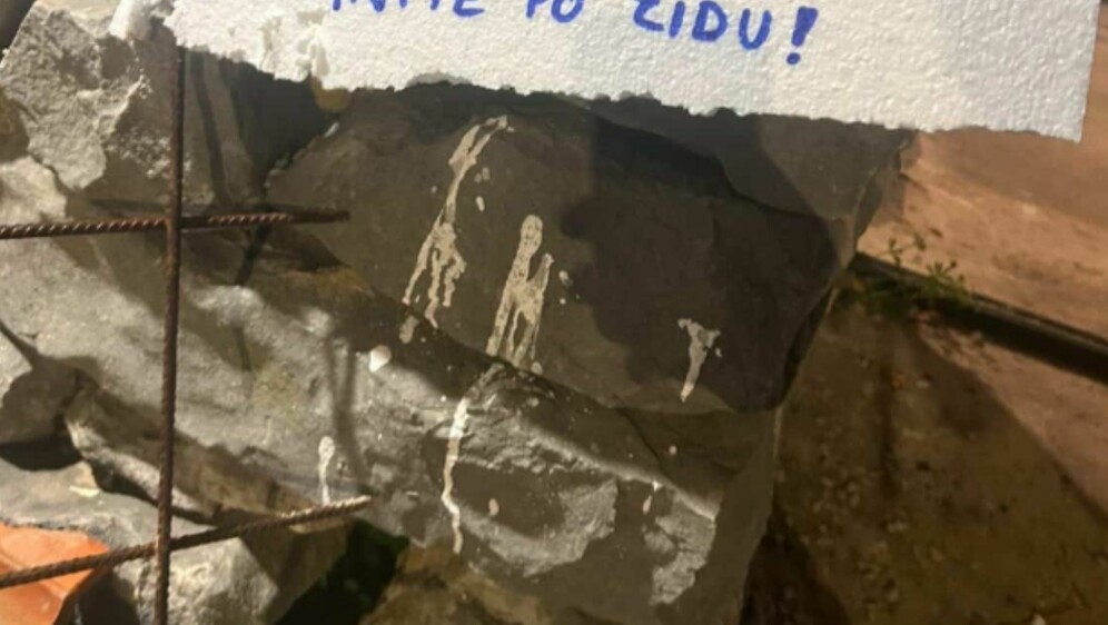 Neobične mrlje i bizarna poruka prolaznicima u Dalmaciji