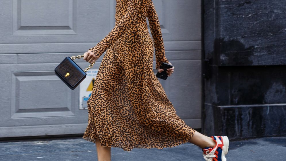 Haljina i tenisice sjajan su spoj