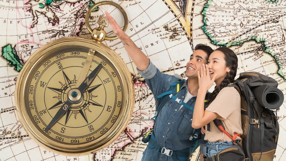 Svjetski putnici i karta svijeta s kompasom