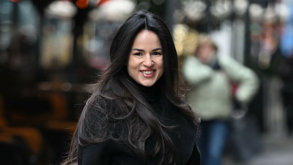 Ljepotica sa špice u crnoj kombinaciji