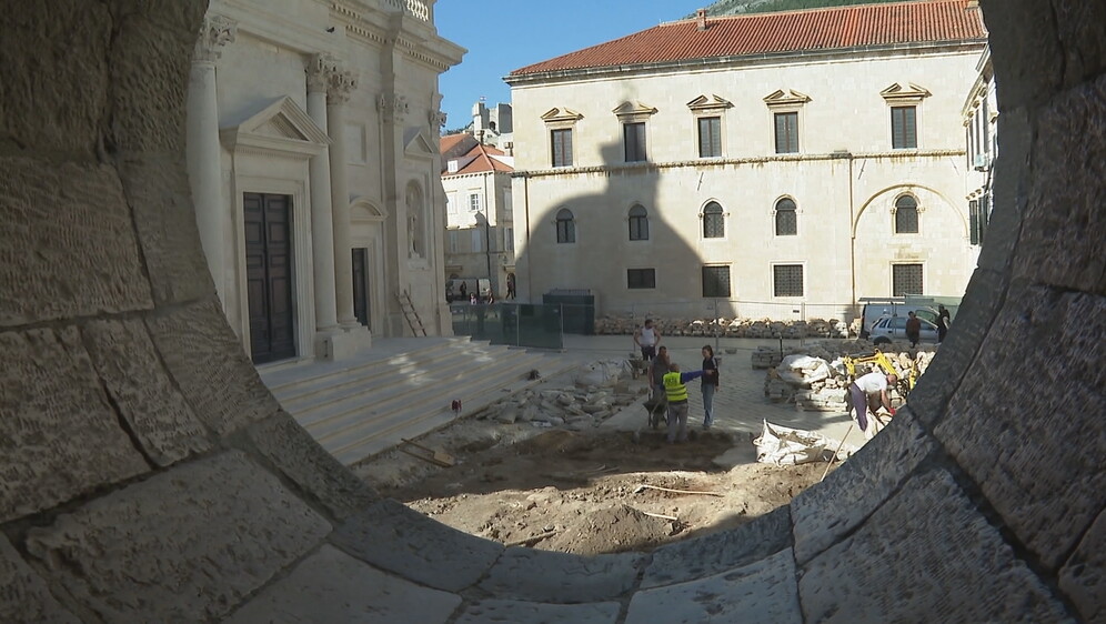 Sarkofag ispred dubrovačke katedrale