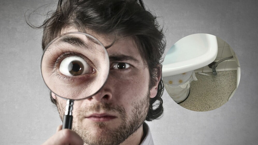 Muškarac koji gleda kroz povećalo i izazov traženja