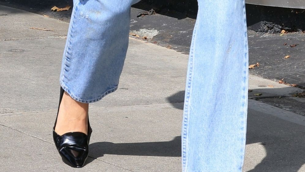 Svjetloplave traperice i cipele s kitten potpeticom nepogrešiv su spoj