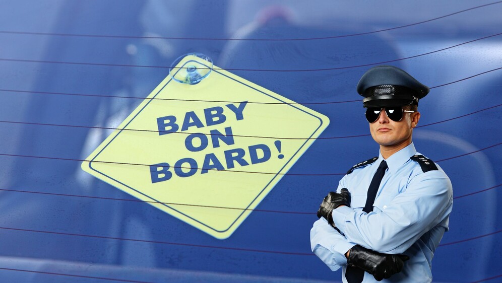 Naljepnica dijete u vozilu i policajac