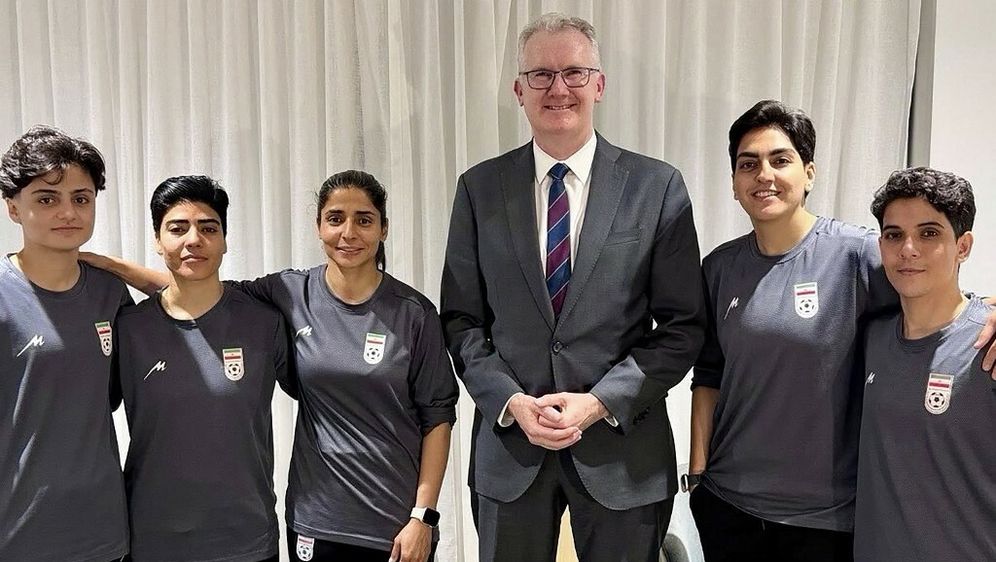 Tony Burke i iranske nogometašice