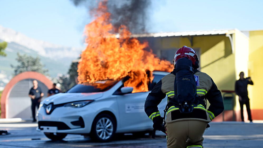 Zapaljeno vozilo, ilustracija