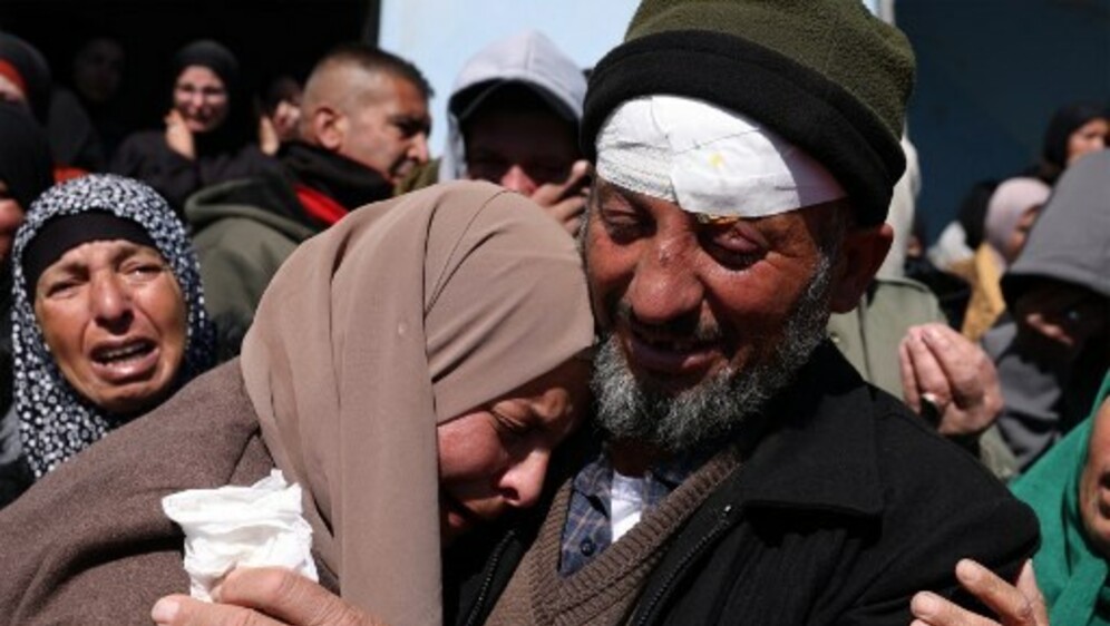 Mohammed Shannaran tuguje nad tijelom svojega sina Ameera Shannaranaa na okupiranoj Zapadnoj obali, nakon što je ubijen tijekom napada izraelskih doseljenika