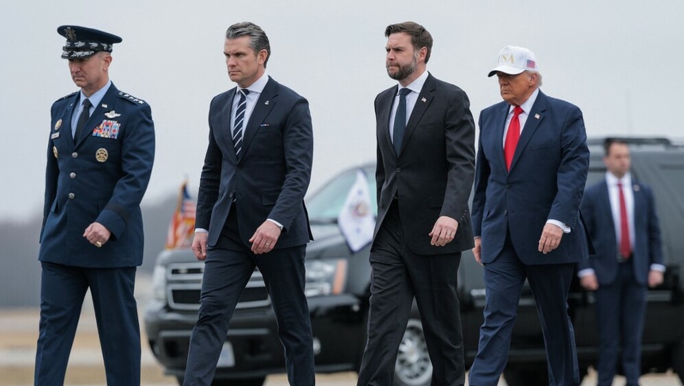 Načelnik Združenog stožera general Dan Caine, američki ministar rata Pete Hegseth, američki potpredsjednik J. D. Vance i Donald Trump
