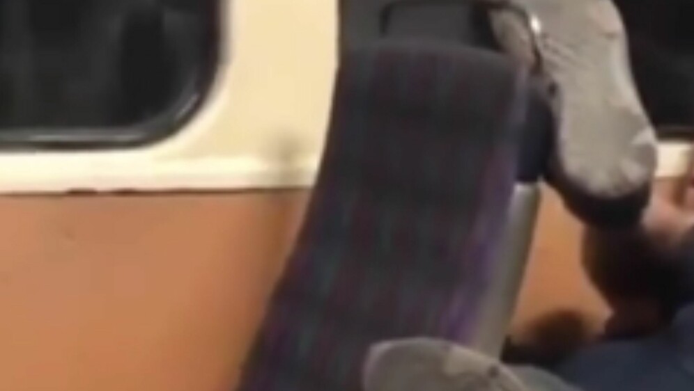 Neobična poza spavanja u tramvaju