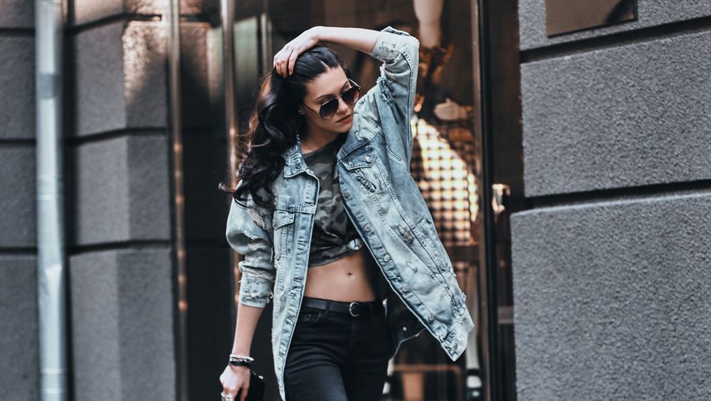 Žena u traper jakni