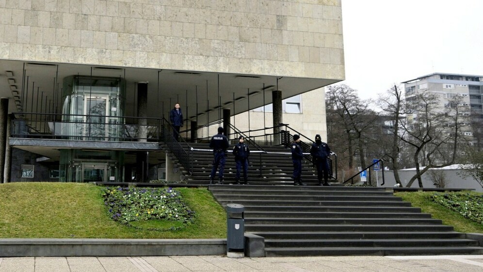 Policija pred Gradskim poglavarstvom