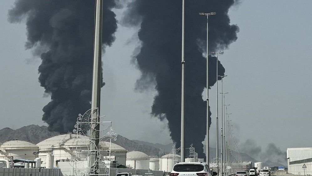 Dim iznad velikog energetskog postrojenja Fujairah u UAE-u.