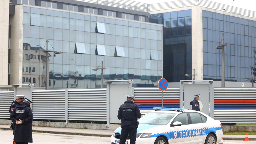 Policija pred zgradom Vlade Republike Srpske