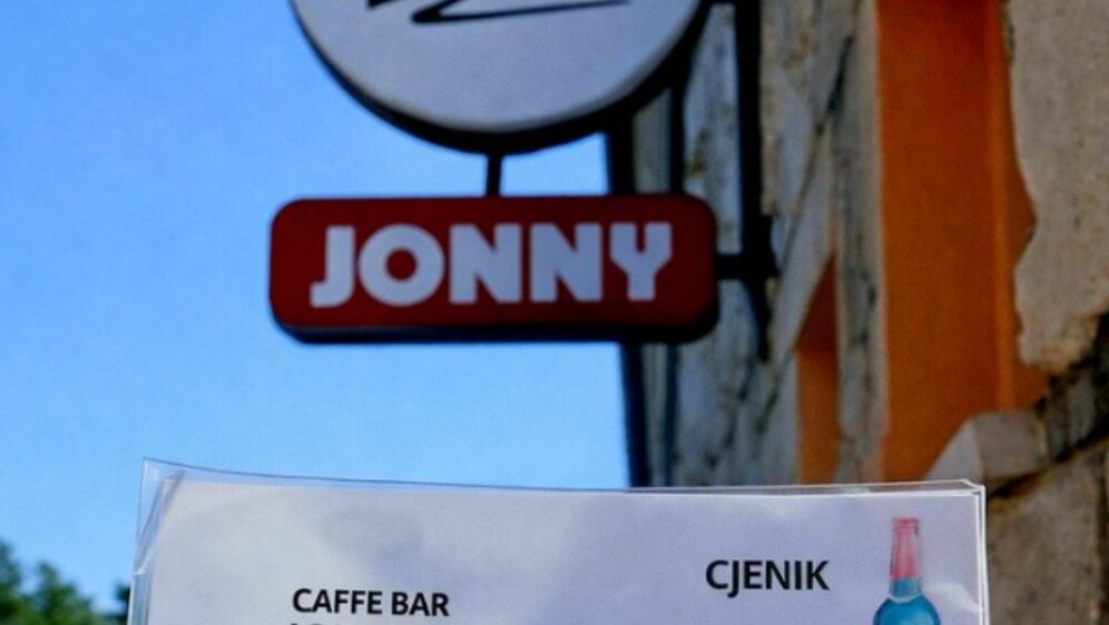 Znak iznad ulaza u kafić i nekoliko različitih imena