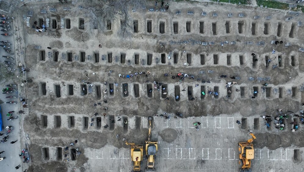Grobovi za djecu iz škole u Minabu