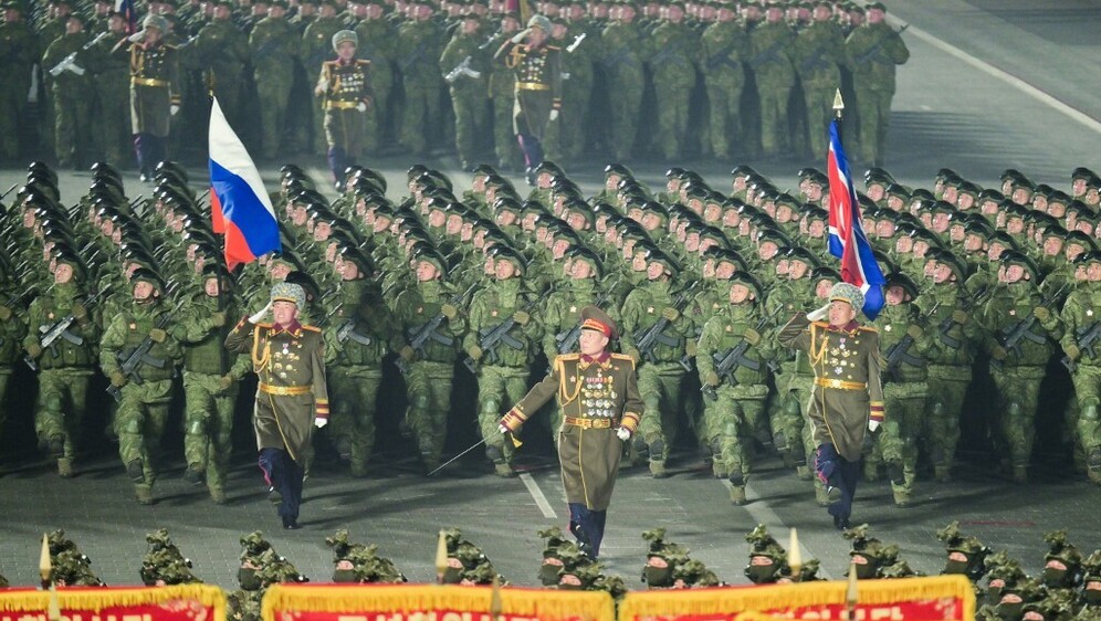 Ruski i sjevernokorejski vojnici u mimohodu