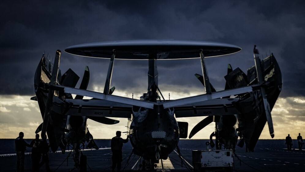 E-2D Advanced Hawkeye na palubi nosača zrakoplova