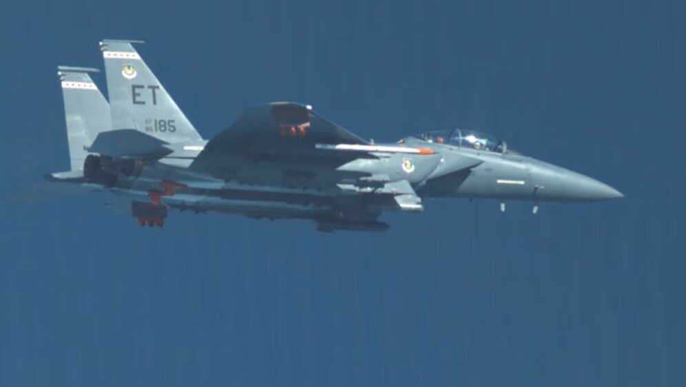 F-15 Strike Eagle ispušta bombu GBU-72